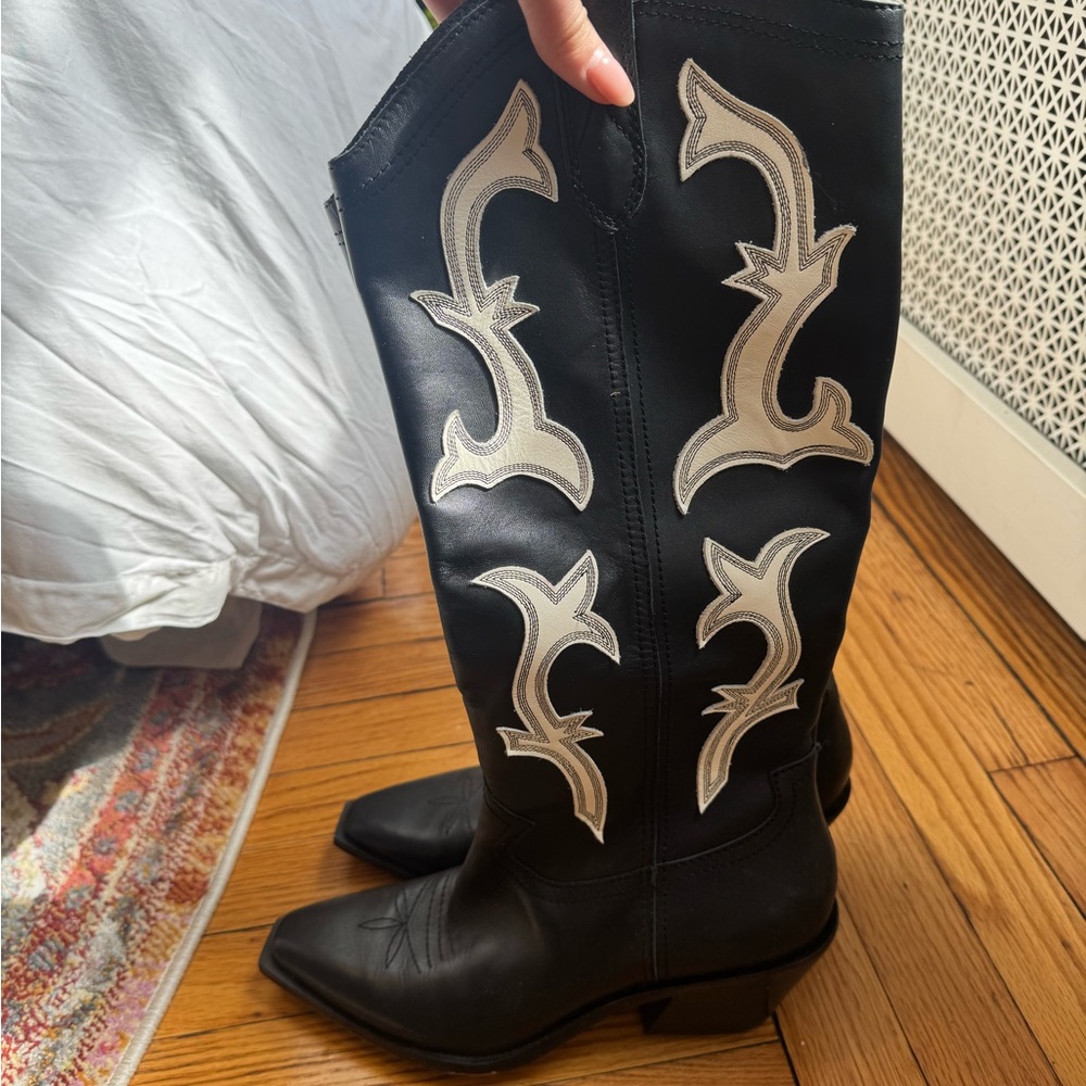 Dolce Vita Black Western Heeled Boots with White Embroidery - Picture 3 of 7